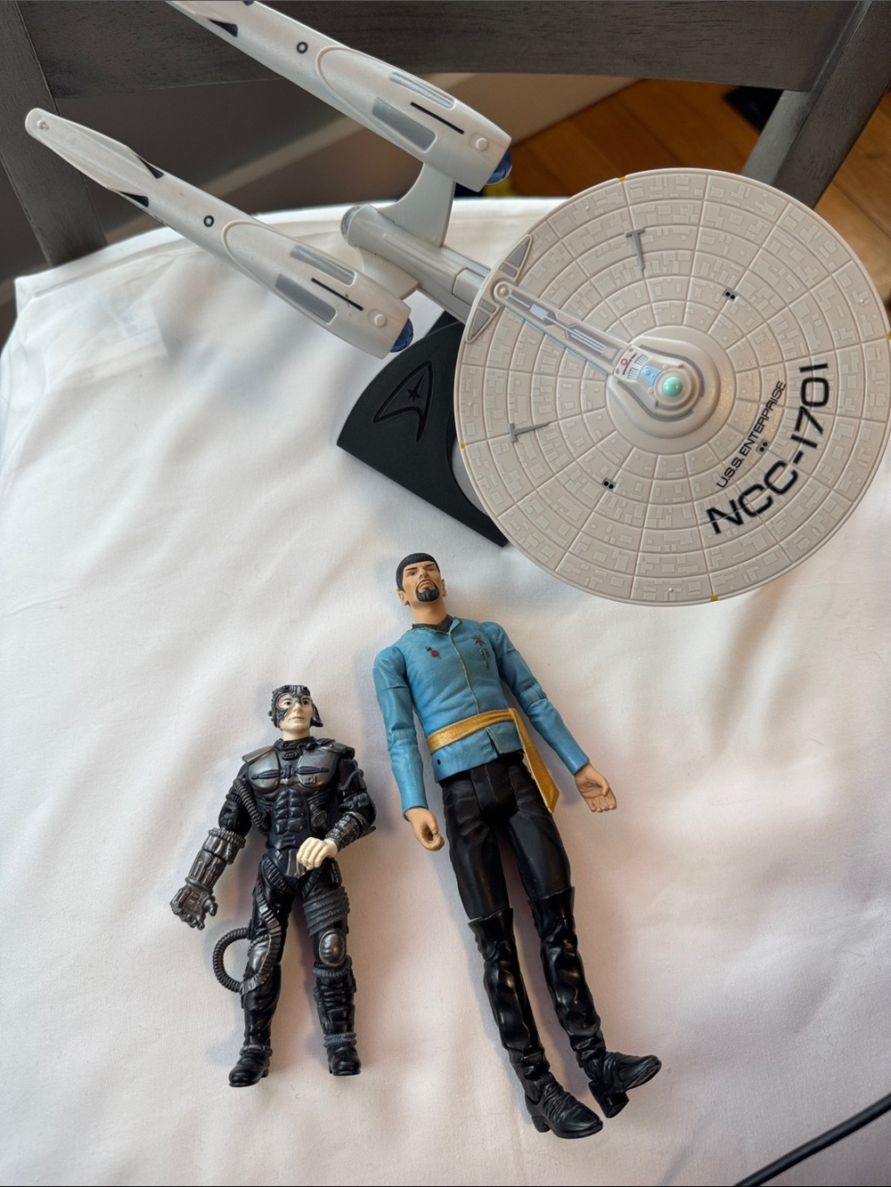 Star Trek NCC-1701 Enterprise Model Spock and Picard figures